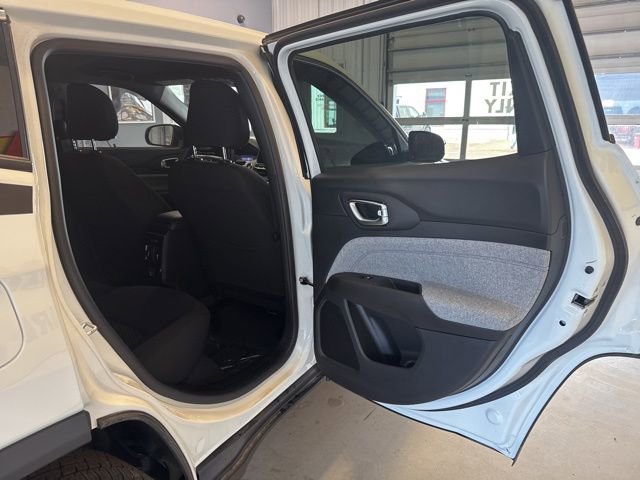 Used 2025 Jeep Compass Sport w/ Mopar Graphics Package image 15