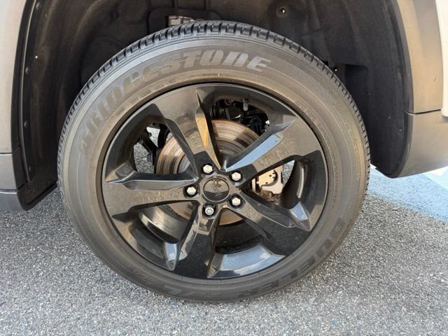Used 2023 Jeep Grand Cherokee Altitude AWD/4WD image 39