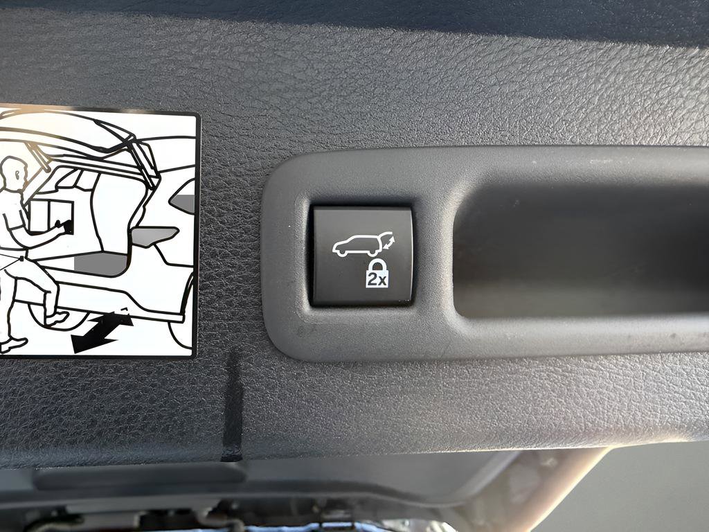 Used 2023 Toyota Sienna Platinum image 31