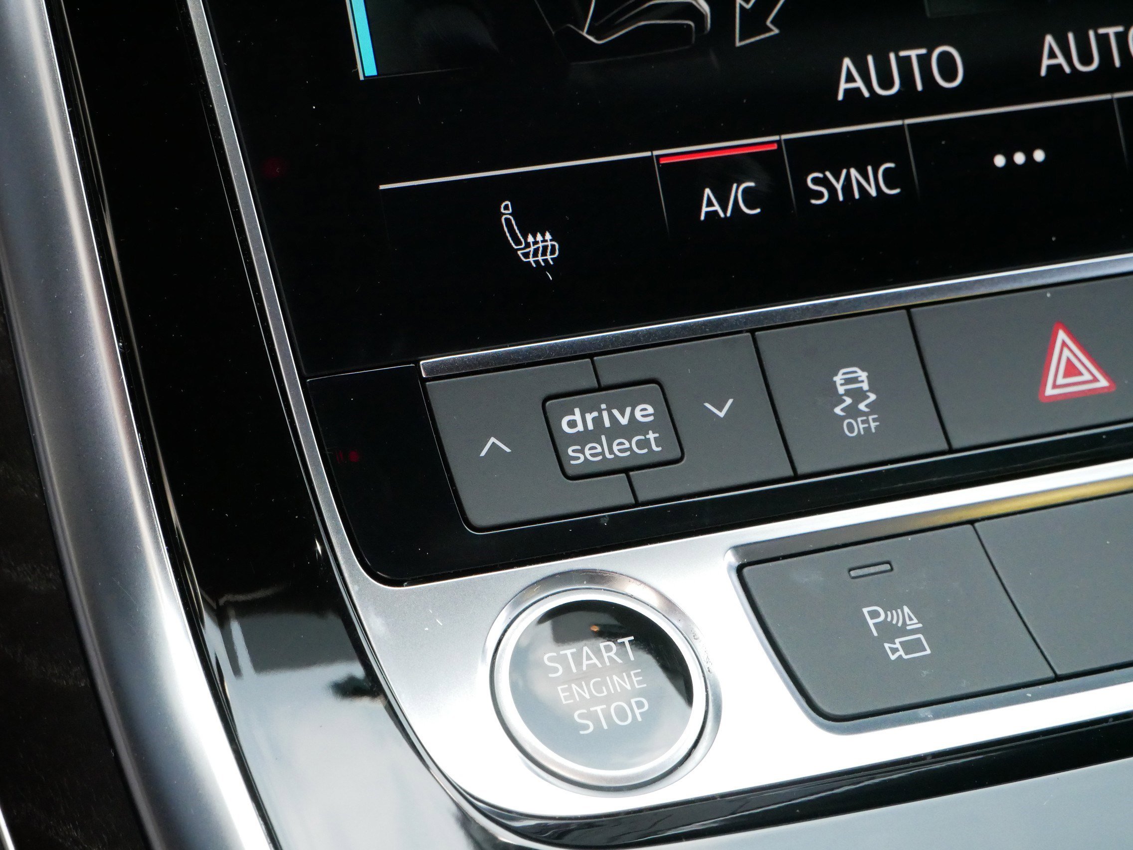 Used 2023 Audi Q8 Premium image 29