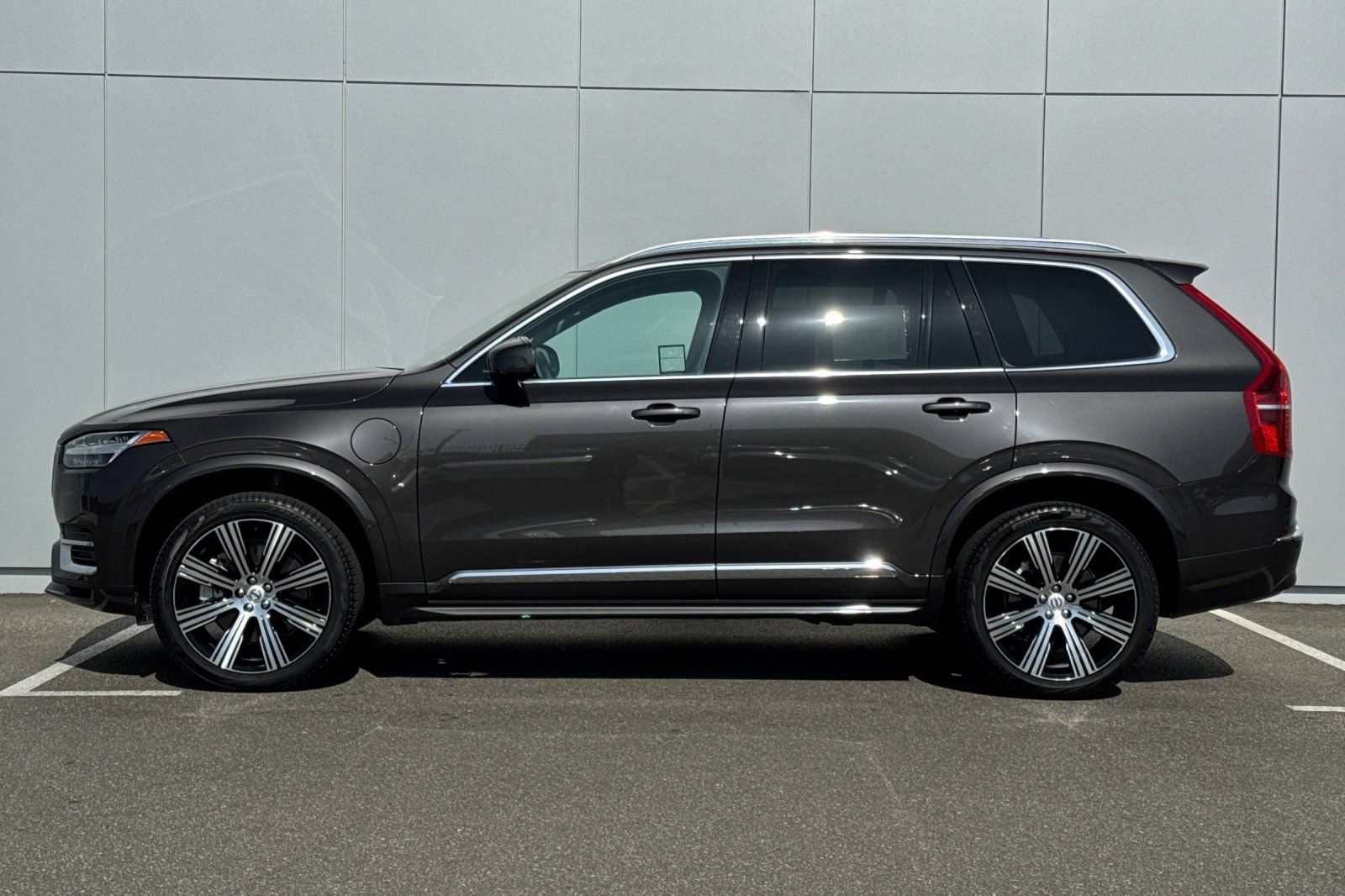 Used 2025 Volvo XC90 T8 Core w/ Protection Package Premier AWD/4WD image 2