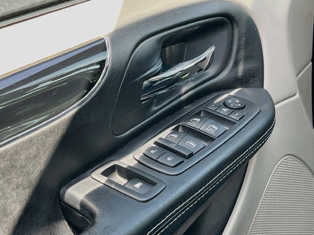 Used 2014 Chrysler Town & Country Touring-L FWD image 16