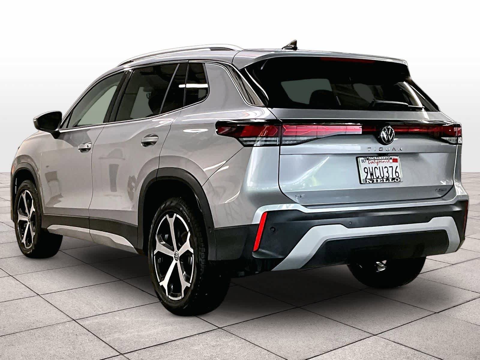 Certified 2025 Volkswagen Tiguan SE w/ Panoramic Sunroof Package image 14