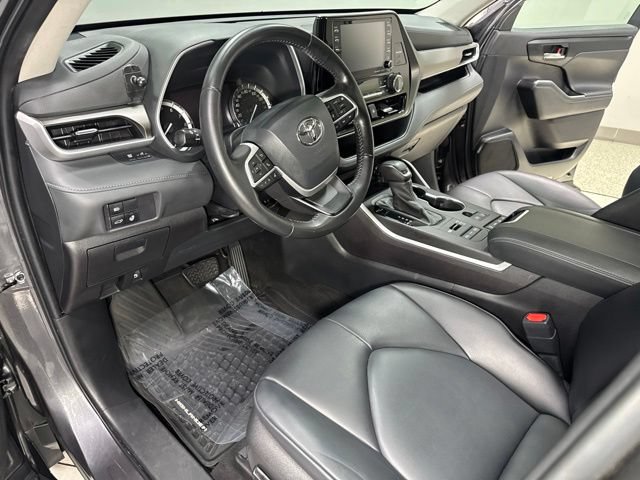 Used 2022 Toyota Highlander XLE AWD/4WD image 12
