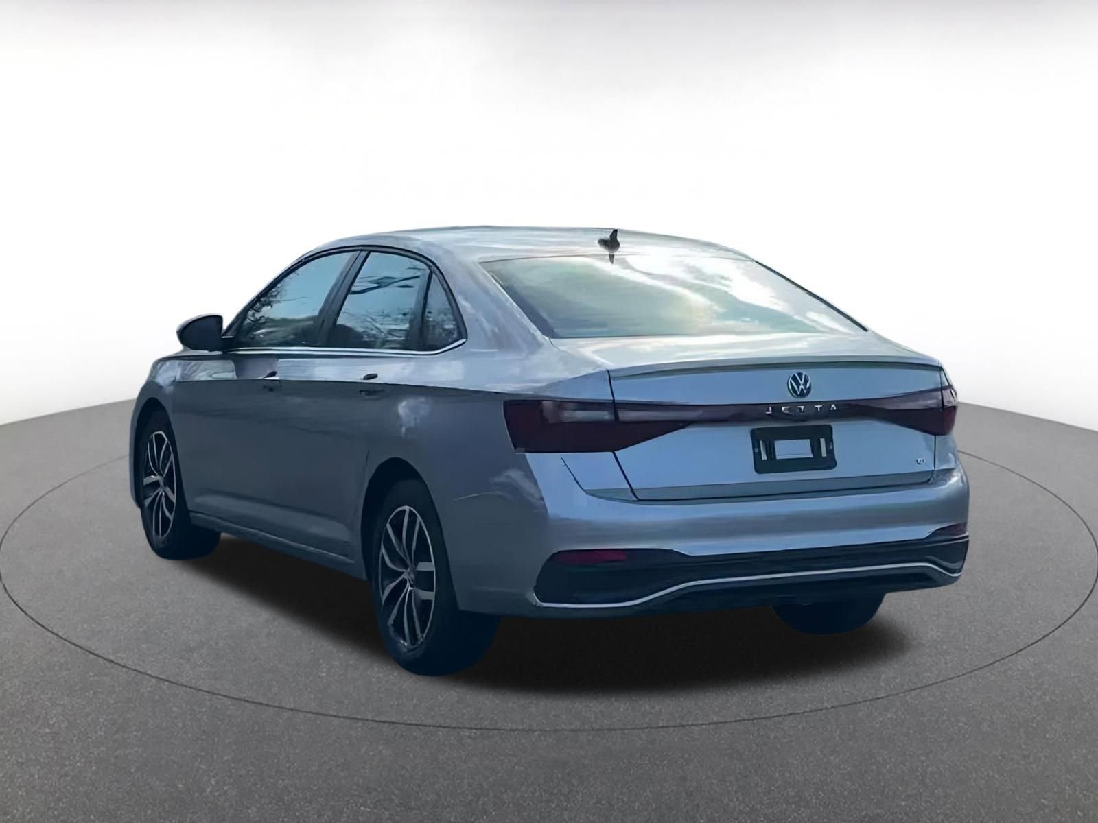 Used 2025 Volkswagen Jetta SE image 11