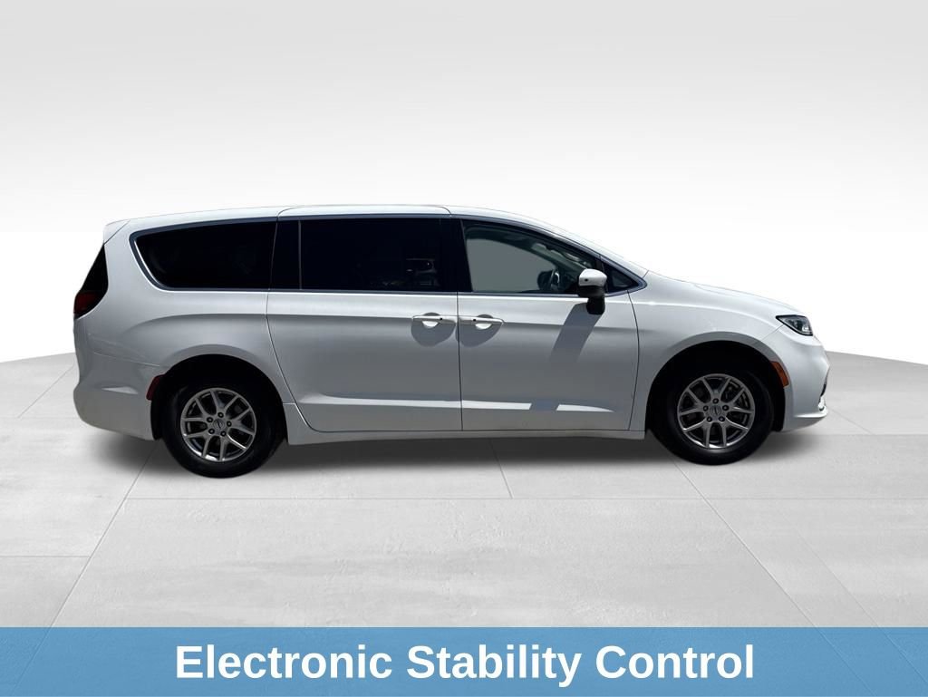 Used 2023 Chrysler Pacifica Touring-L FWD image 10