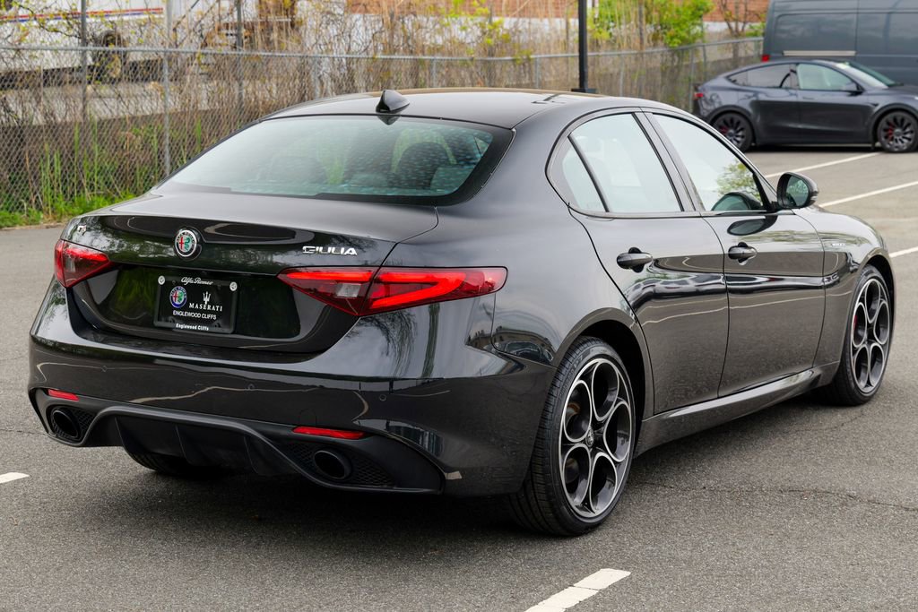 Used 2022 Alfa Romeo Giulia Veloce AWD/4WD image 7