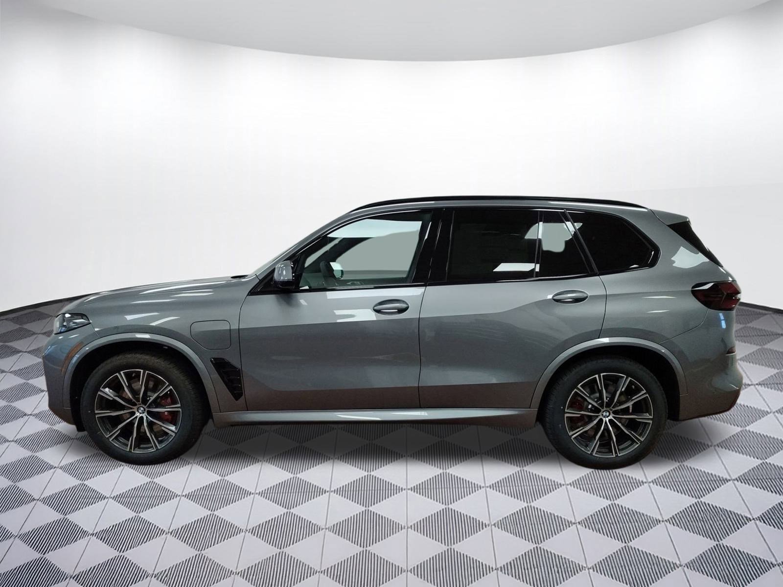 New 2026 BMW X5 xDrive50e image 2
