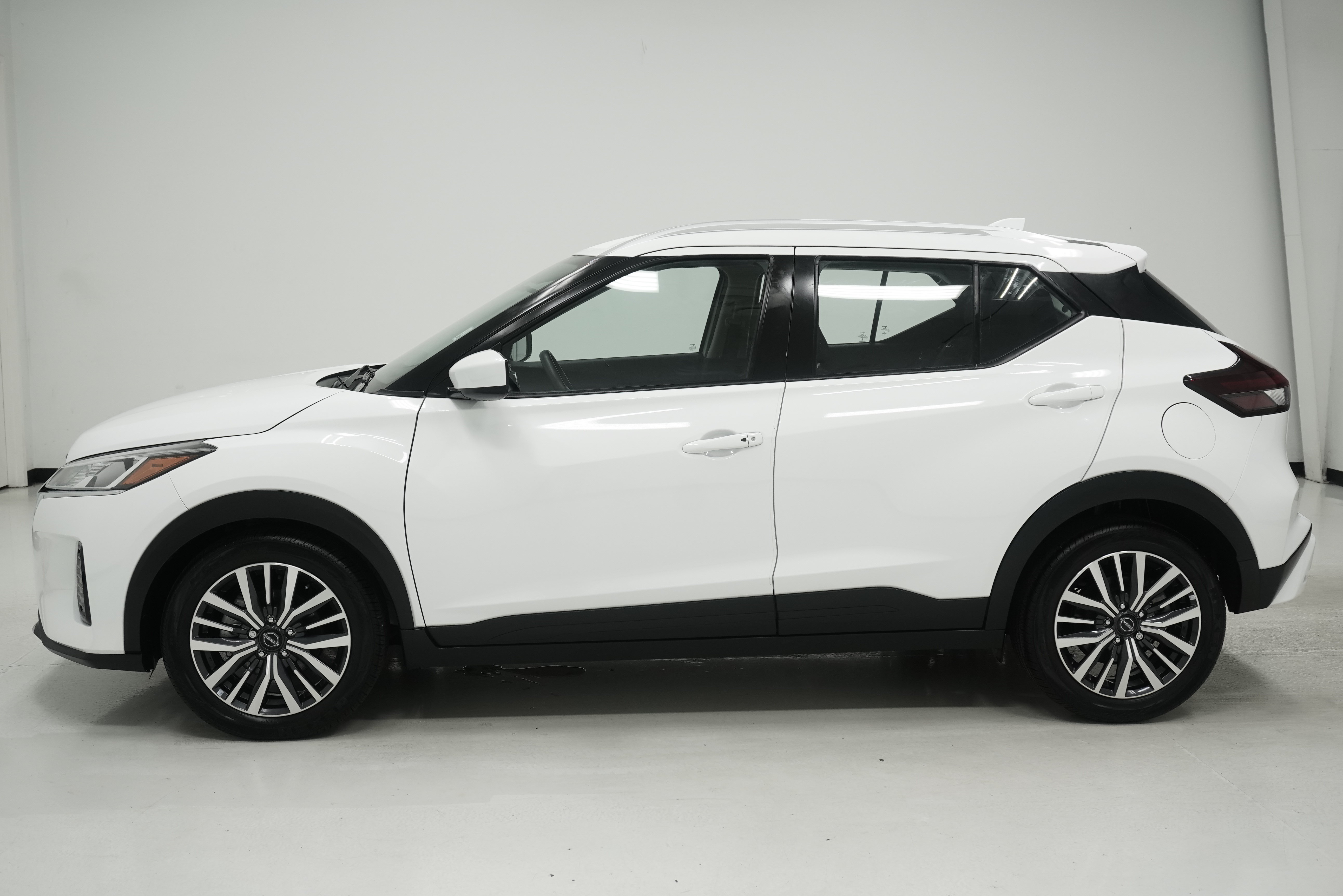 Used 2023 Nissan Kicks SV FWD image 7