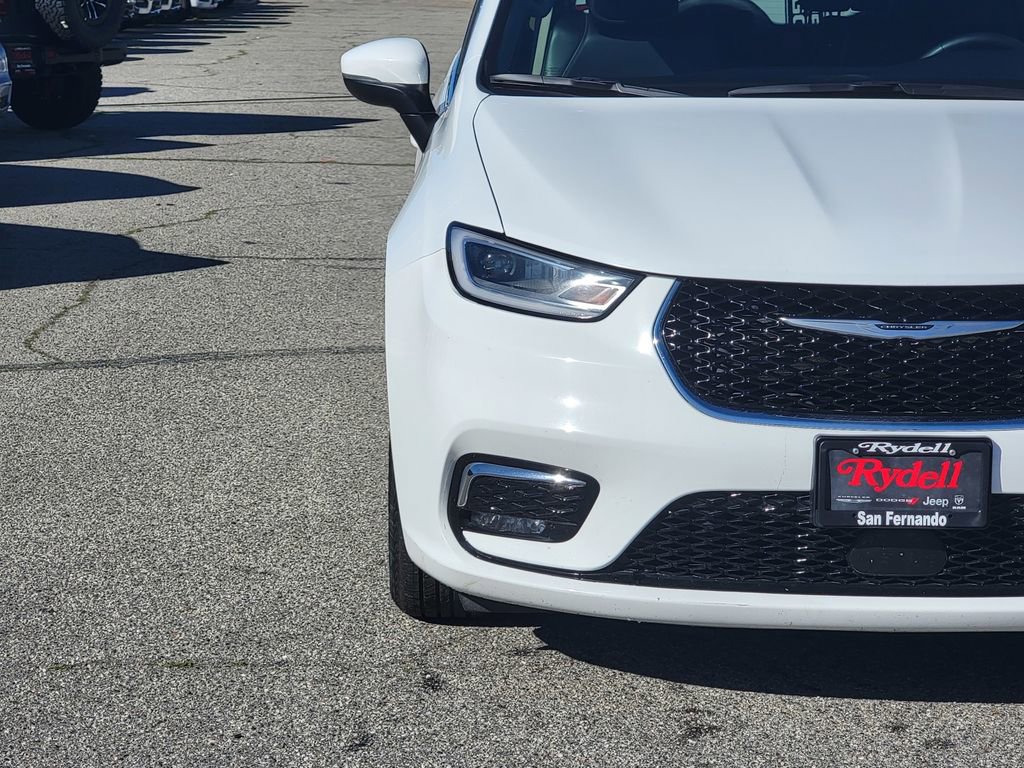 Certified 2023 Chrysler Pacifica Touring-L image 3