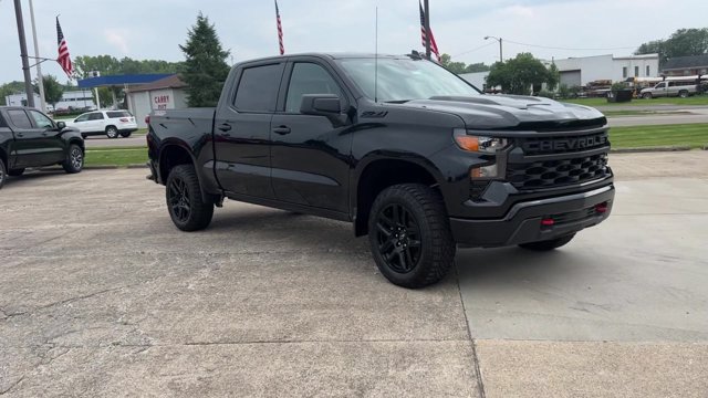 Used 2023 Chevrolet Silverado 1500 Custom Trail Boss w/ LPO, Dark Essentials Package AWD/4WD image 4