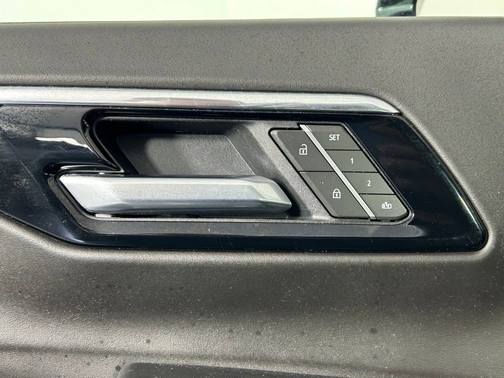 Used 2025 Chevrolet Suburban Z71 AWD/4WD image 37