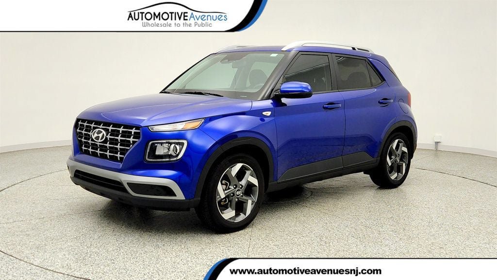Used 2023 Hyundai Venue SEL FWD image 1