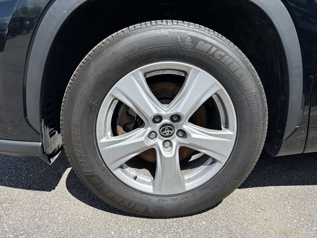 Used 2023 Toyota Highlander L FWD image 5