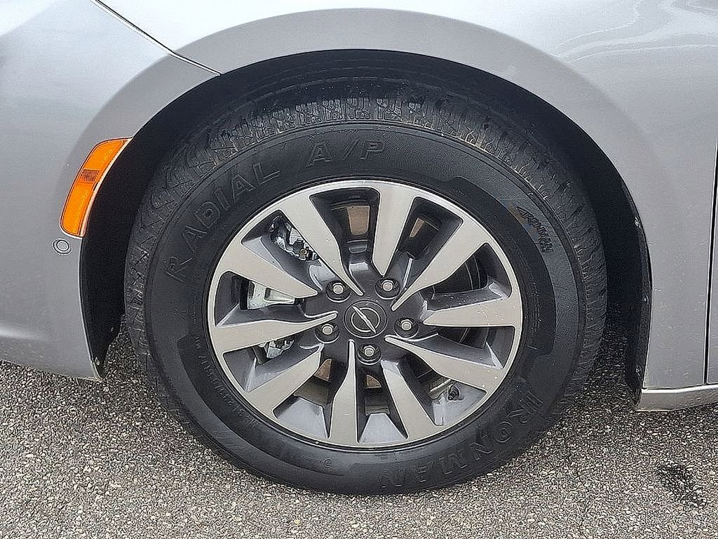 Used 2021 Chrysler Pacifica Limited w/ Premium & Safety Sphere Group image 8