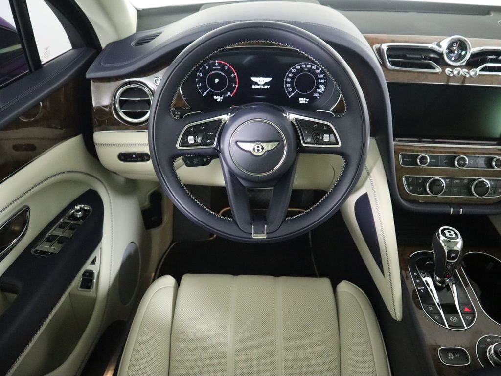 Used 2025 Bentley Bentayga image 10