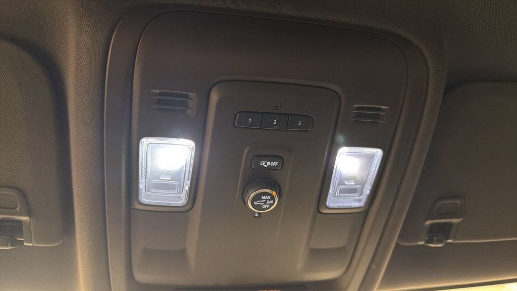 Used 2024 GMC Yukon SLT AWD/4WD image 23