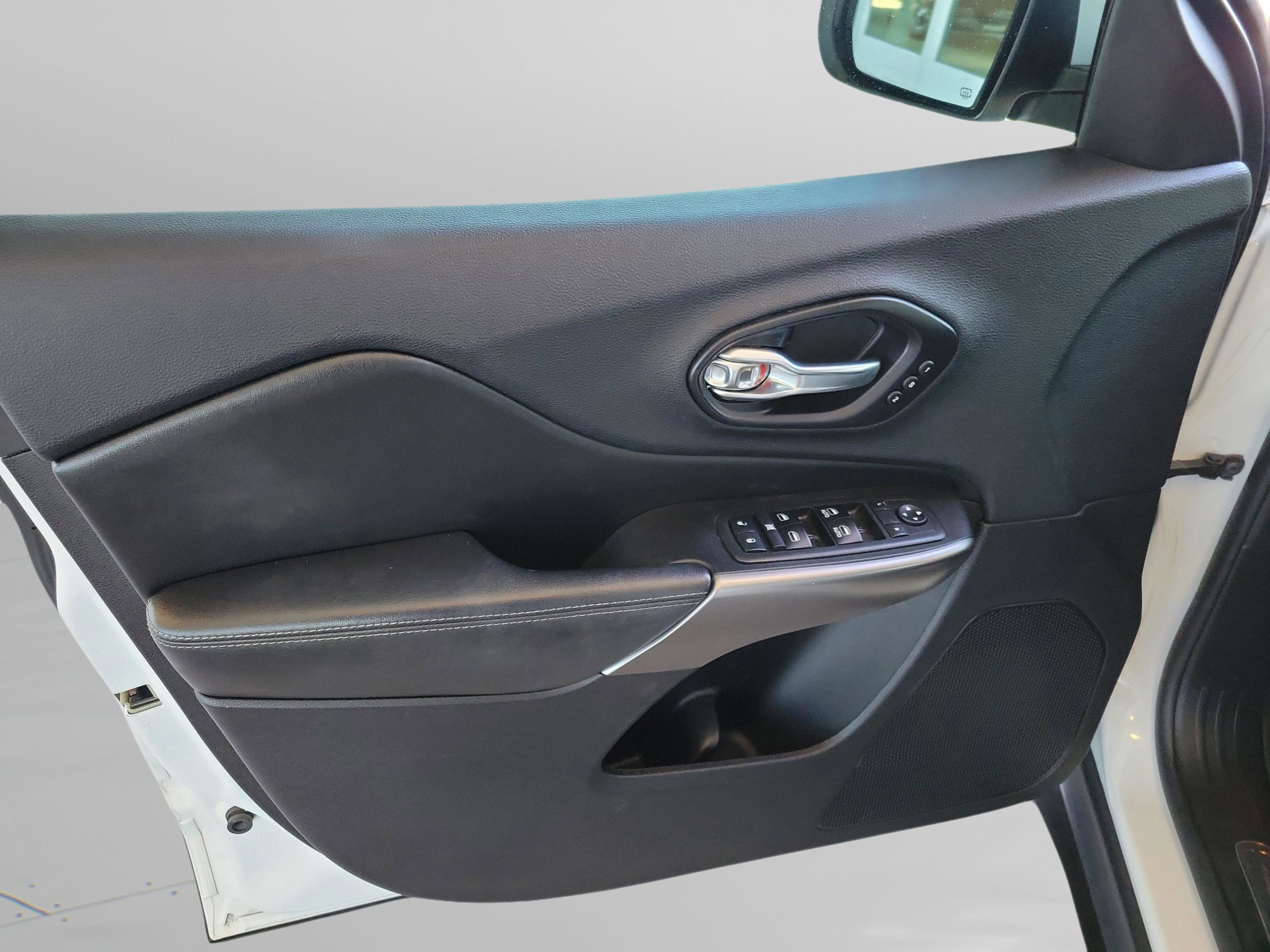 Used 2019 Jeep Cherokee Limited w/ Luxury Group image 11