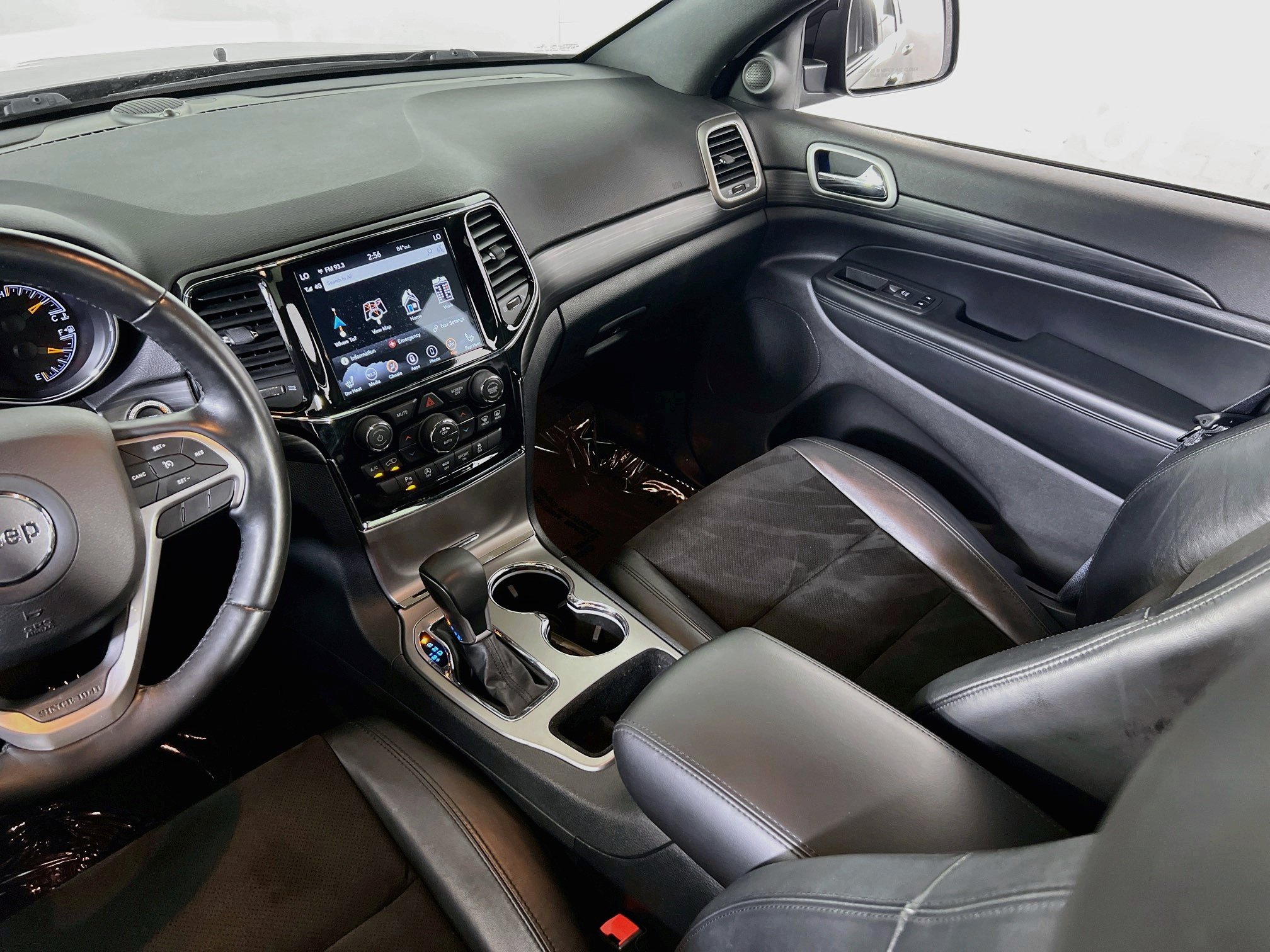 Used 2021 Jeep Grand Cherokee Laredo X AWD/4WD image 24