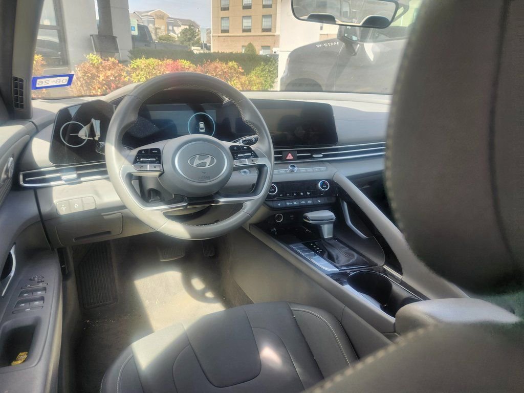 Used 2025 Hyundai Elantra SEL image 15