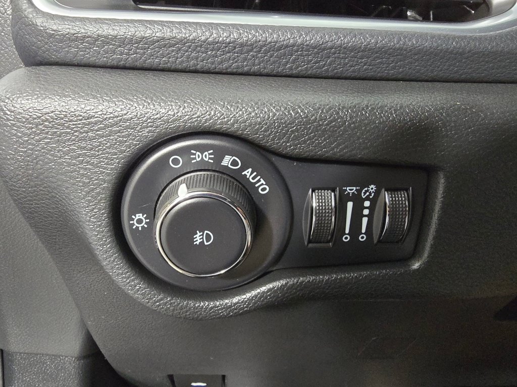 Used 2023 Chrysler Pacifica Limited w/ Uconnect Theater Family Group FWD image 25