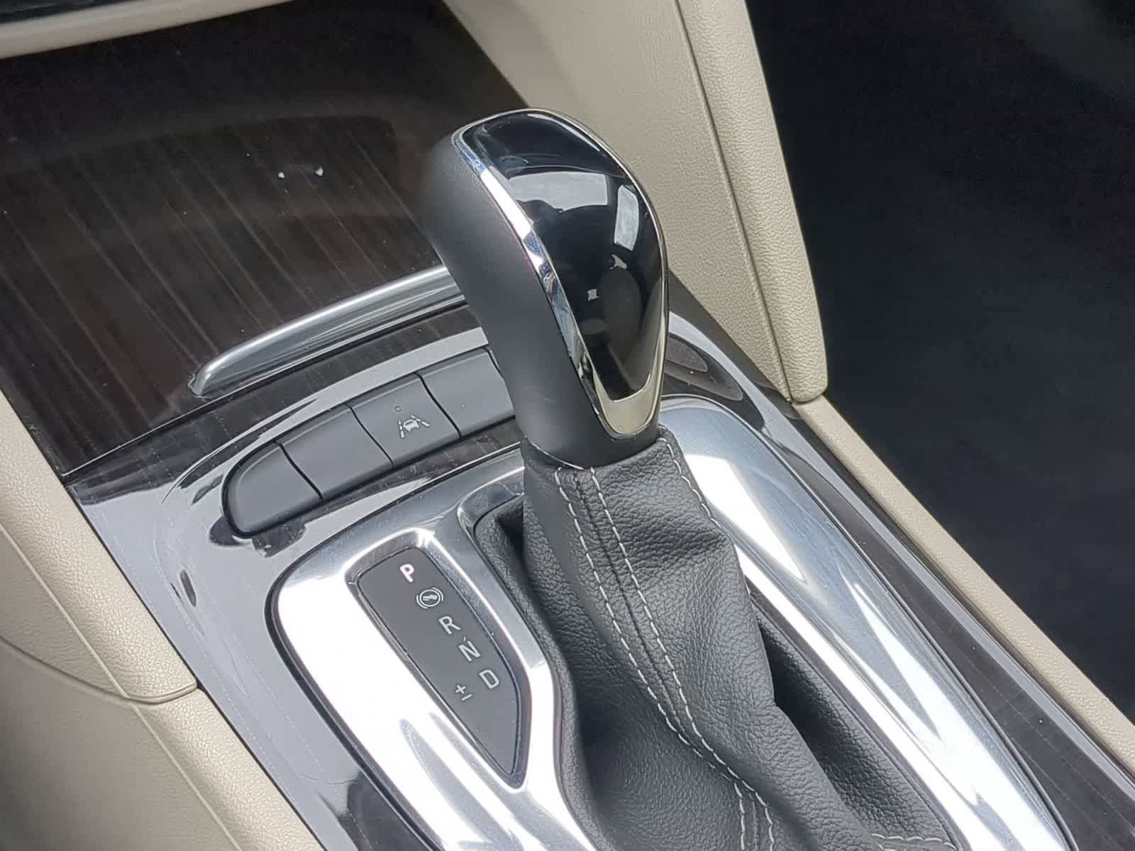 Used 2018 Buick Regal Essence w/ Driver Confidence Package #1 FWD image 29