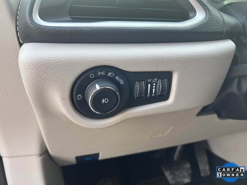 Used 2024 Chrysler Pacifica Select image 10