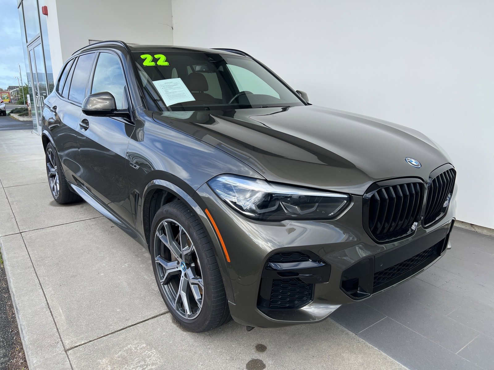 Used 2022 BMW X5 xDrive45e w/ M Sport Package image 1