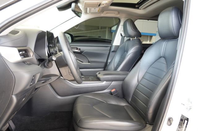 Used 2023 Toyota Highlander XLE image 17