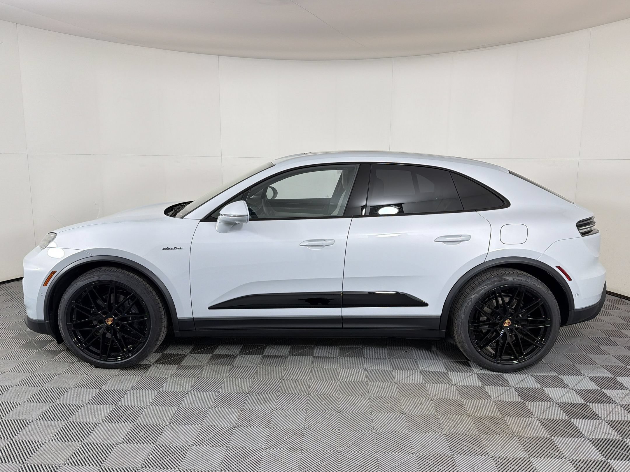 Used 2026 Porsche Macan Electric RWD image 2