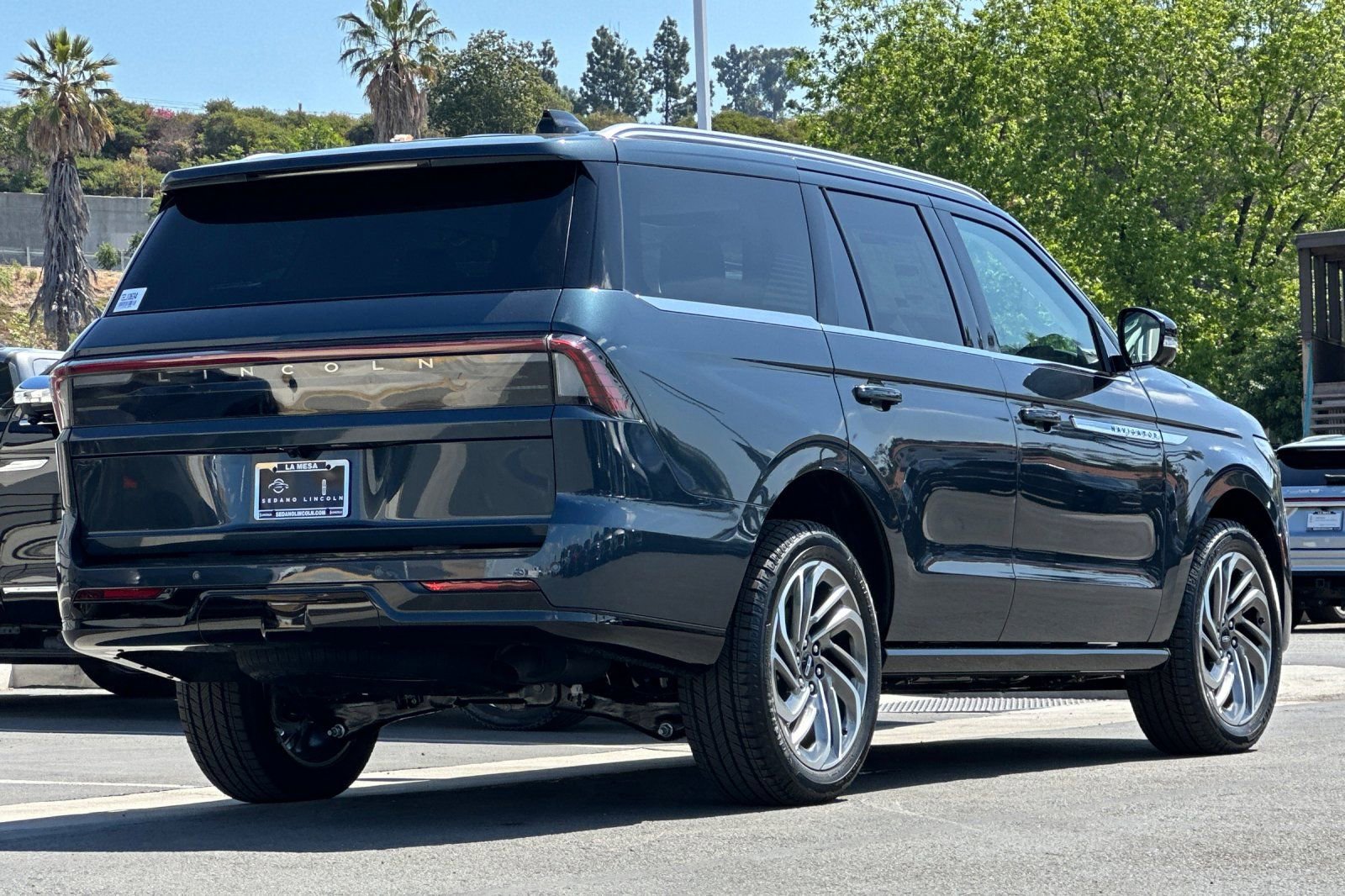 New 2026 Lincoln Navigator Reserve AWD/4WD image 3