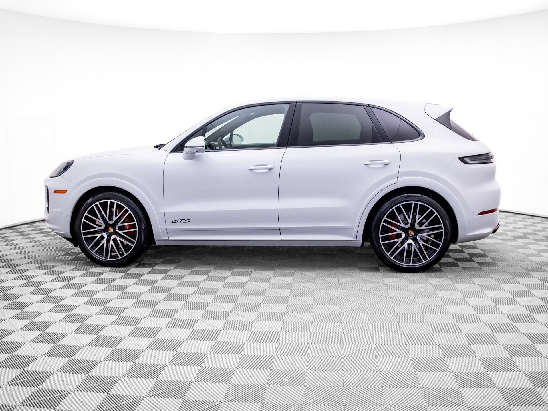 Used 2026 Porsche Cayenne GTS AWD/4WD image 2