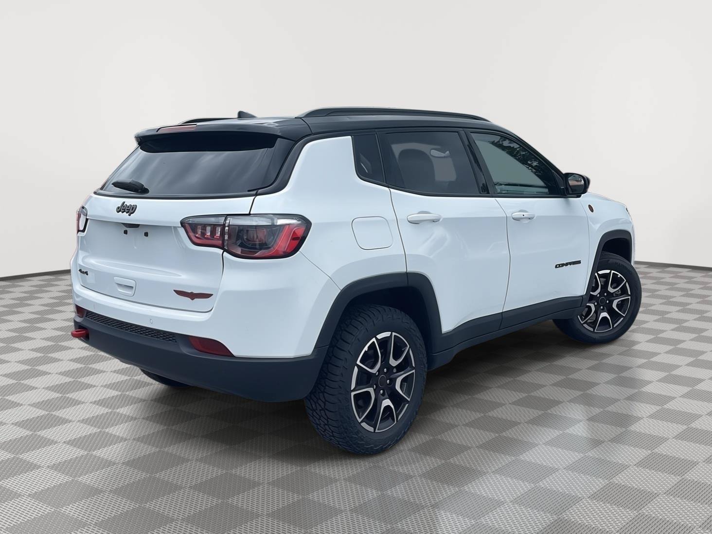 Used 2025 Jeep Compass Trailhawk AWD/4WD image 2