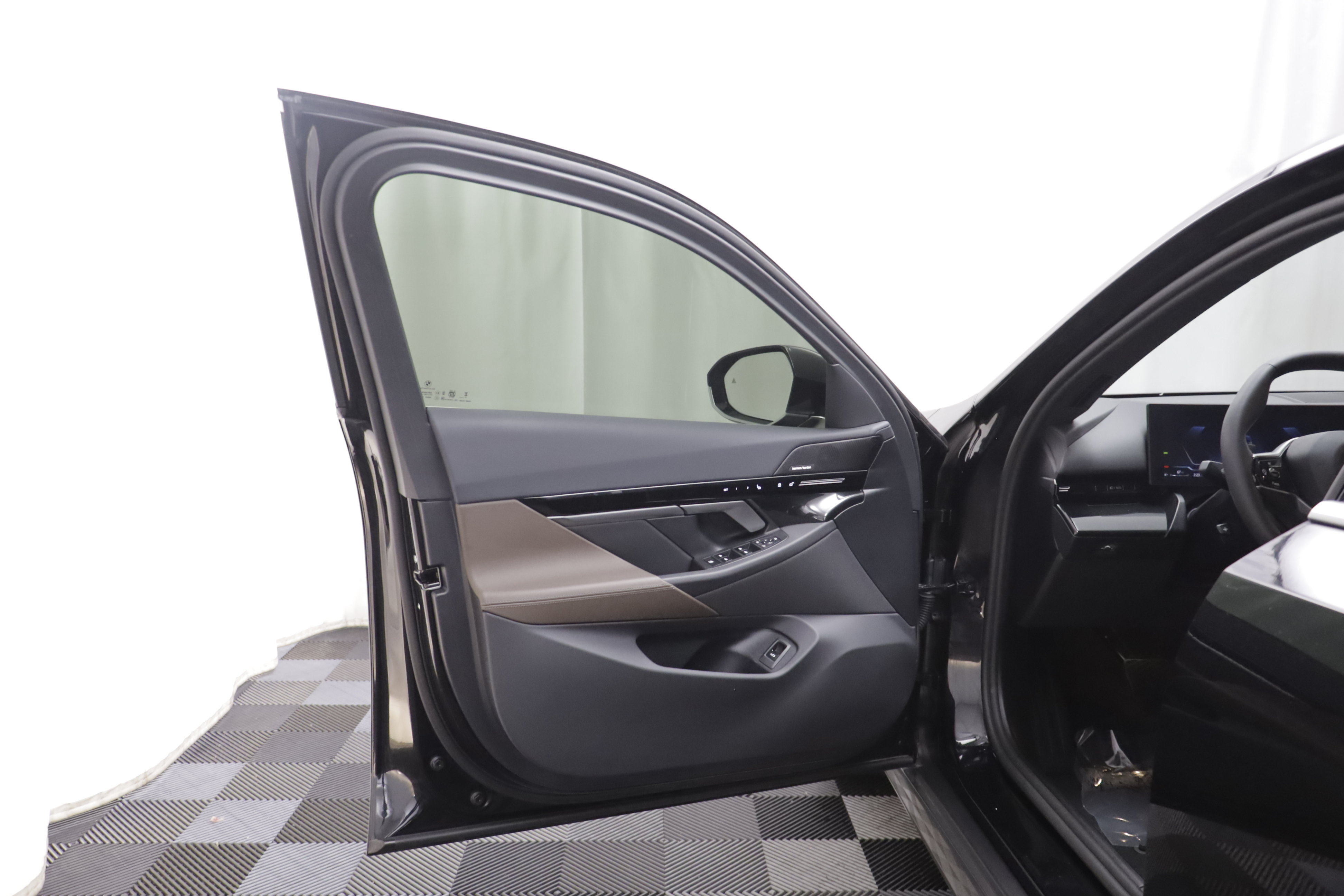 Used 2025 BMW 530i xDrive AWD/4WD image 4
