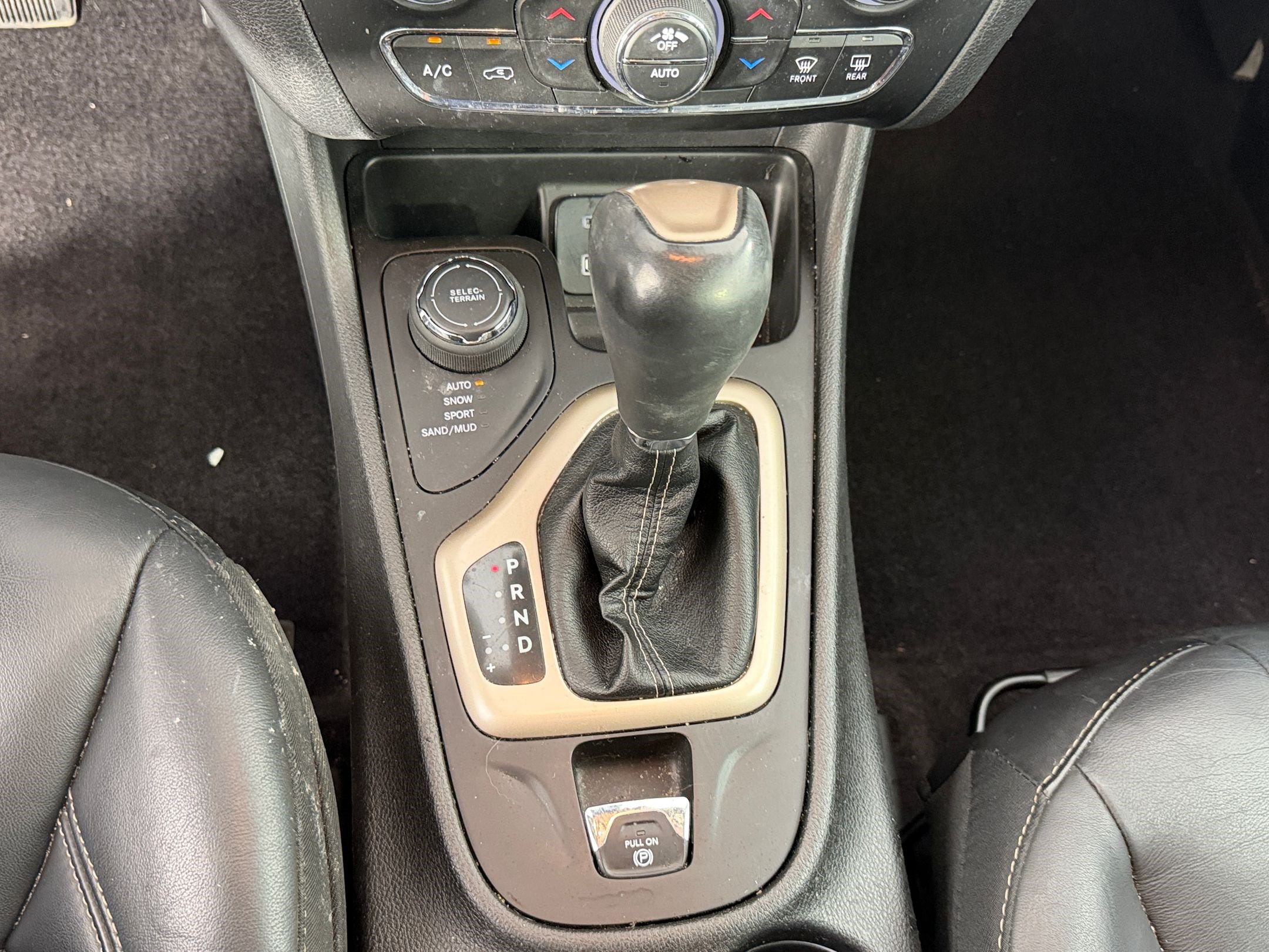 Used 2018 Jeep Cherokee Limited w/ Technology Group AWD/4WD image 16