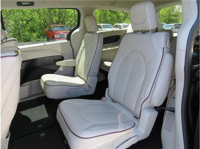 Used 2019 Chrysler Pacifica Limited image 4