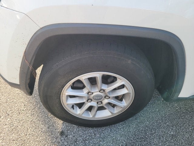 Used 2018 Jeep Grand Cherokee Laredo AWD/4WD image 29