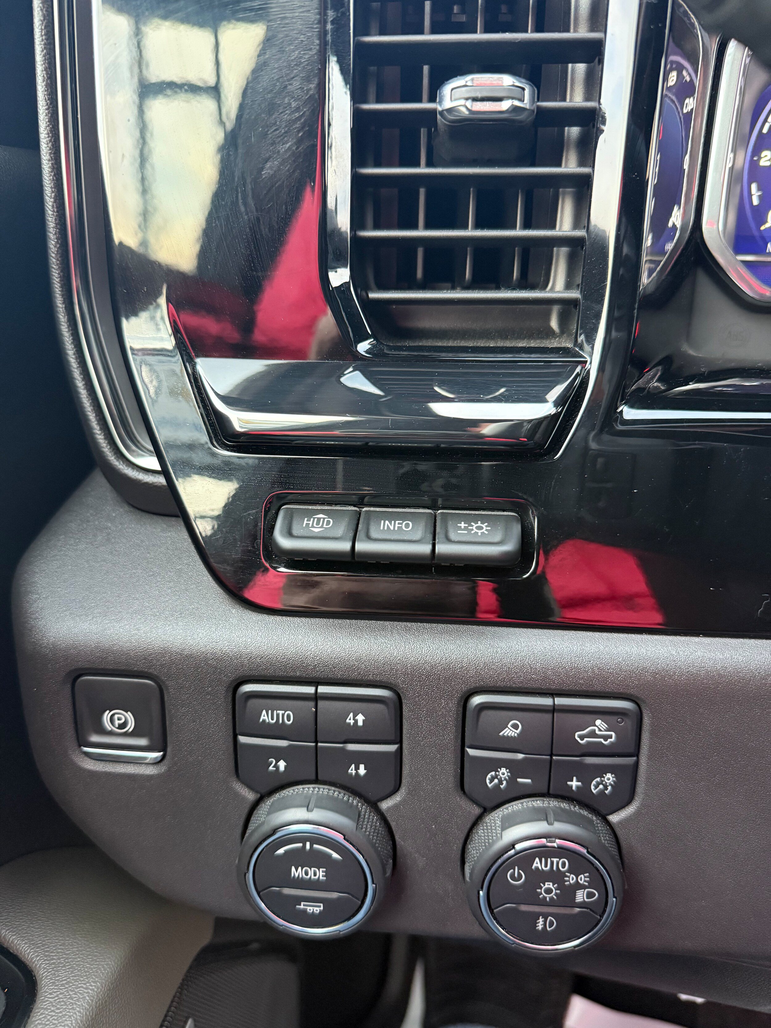 Used 2024 Chevrolet Silverado 1500 ZR2 w/ Technology Package AWD/4WD image 19