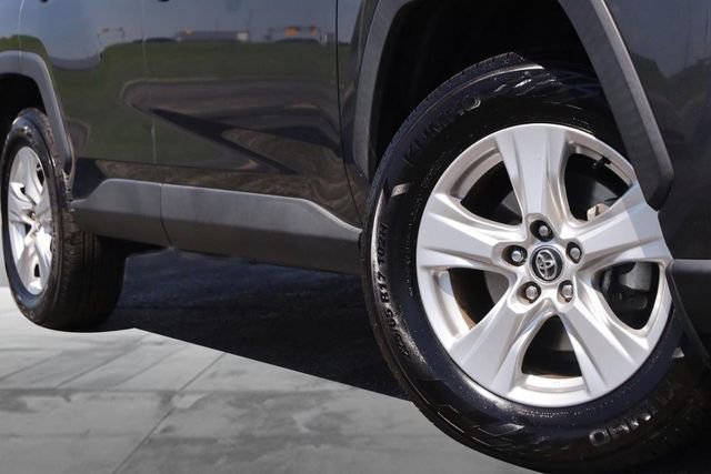 Used 2021 Toyota RAV4 XLE w/ Convenience Package FWD image 3