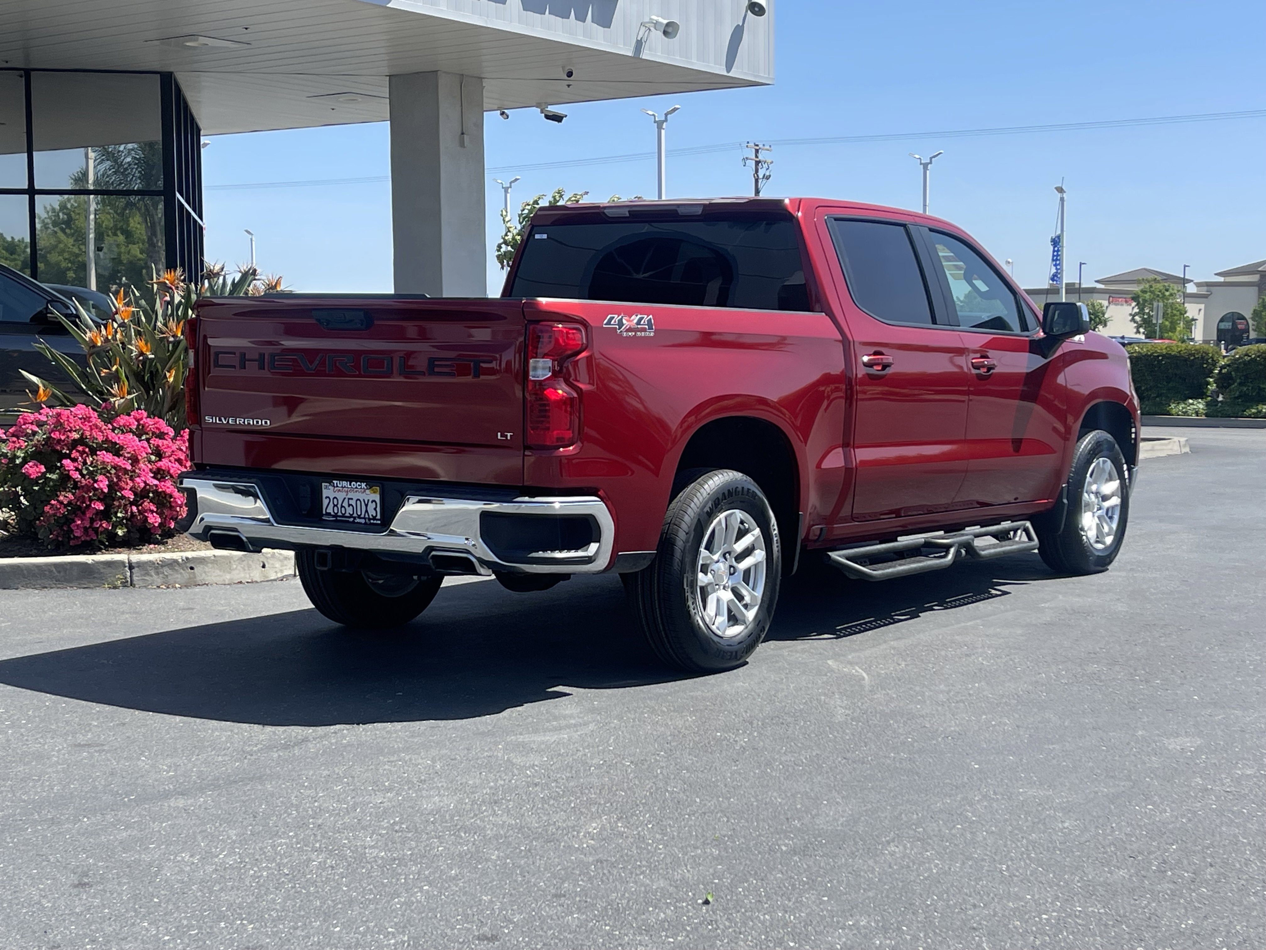 Used 2023 Chevrolet Silverado 1500 LT AWD/4WD image 9