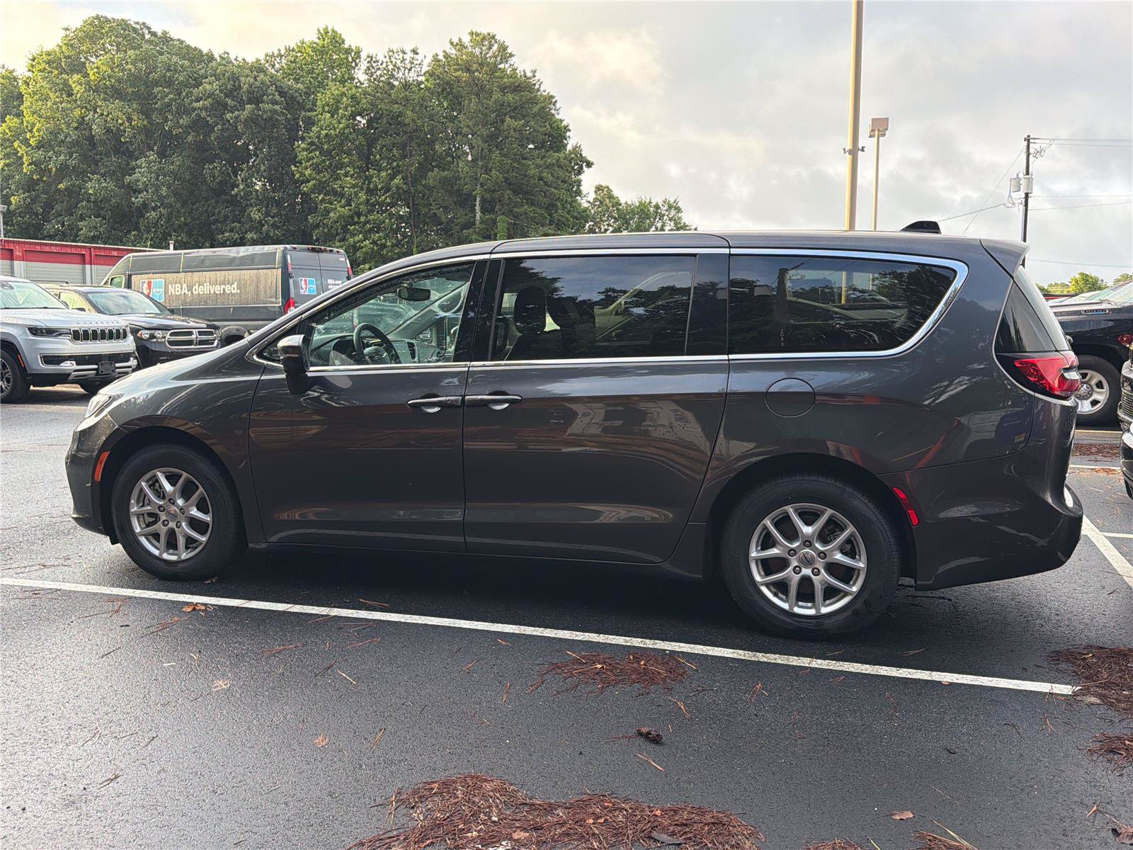 Used 2023 Chrysler Pacifica Touring-L FWD image 5