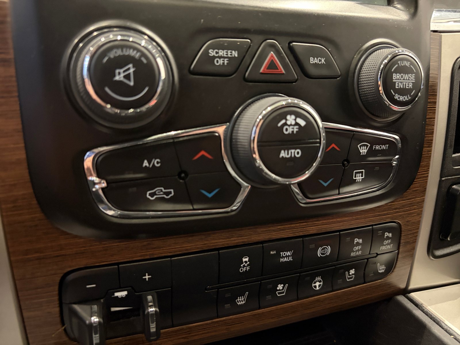 Used 2016 RAM 2500 Laramie w/ Convenience Group AWD/4WD image 25