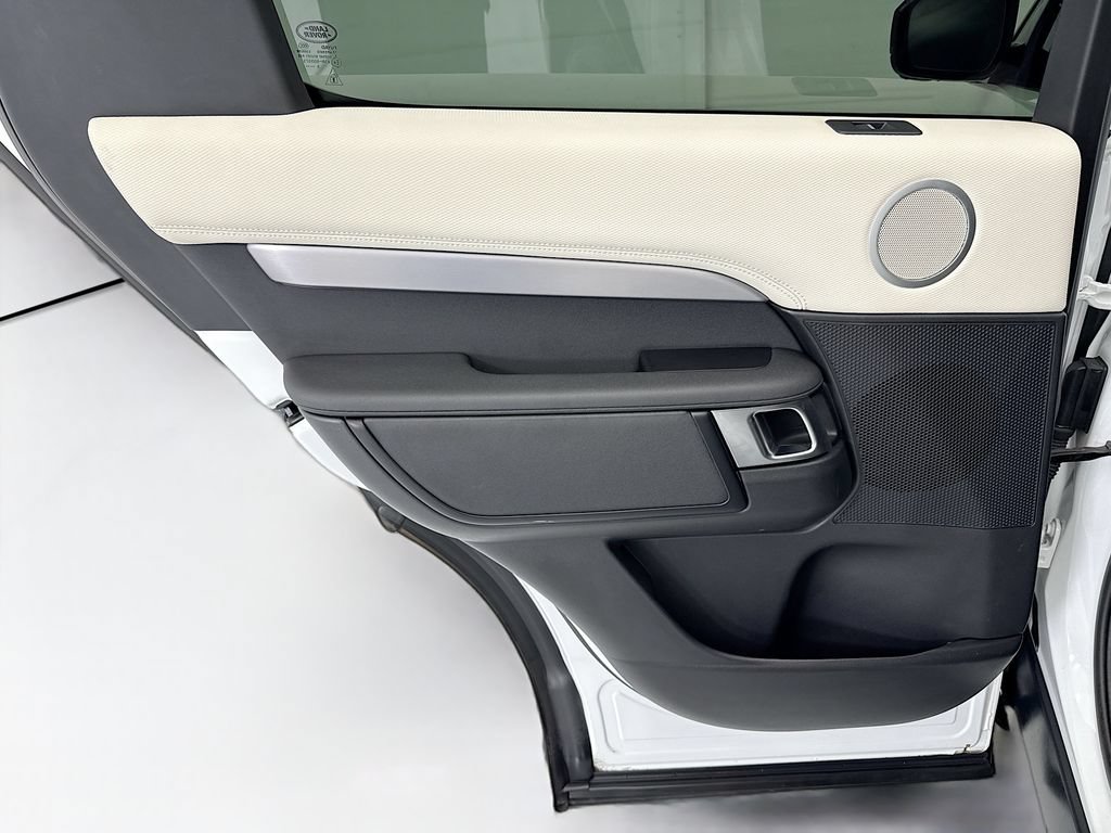 Used 2024 Land Rover Discovery Dynamic SE AWD/4WD image 26