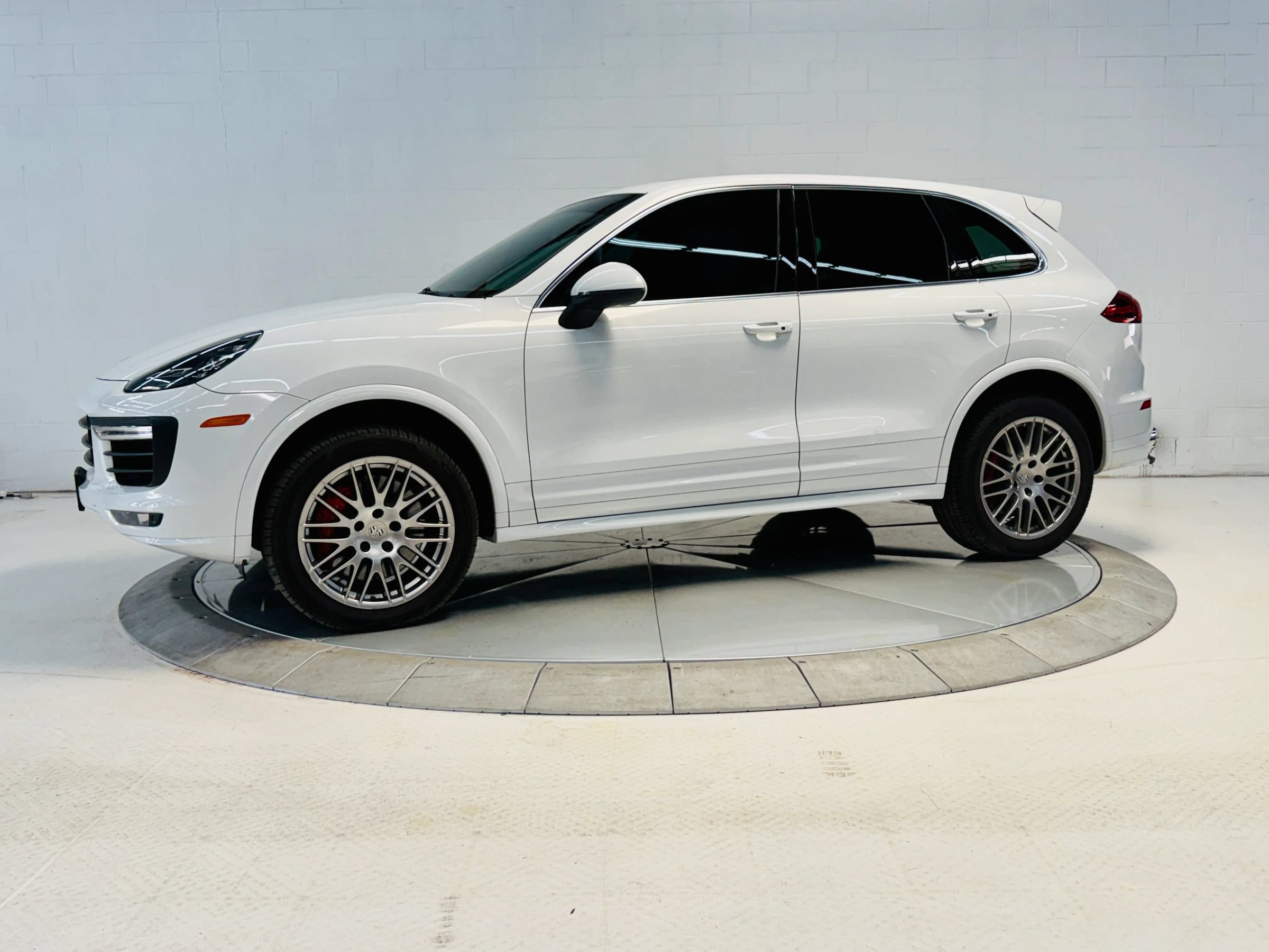 Used 2016 Porsche Cayenne AWD/4WD image 28