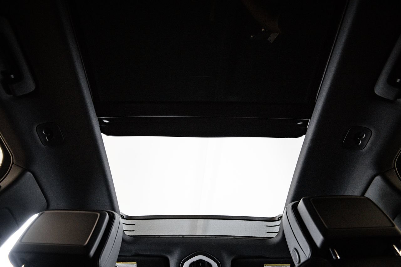 Certified 2024 Porsche Macan AWD/4WD image 30
