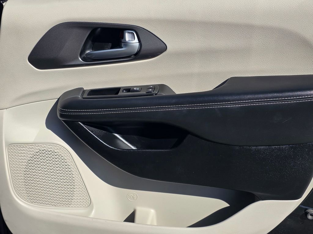 Certified 2023 Chrysler Pacifica Touring-L image 25