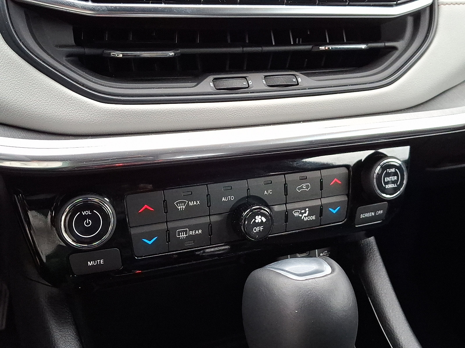 Used 2023 Jeep Compass Limited image 16