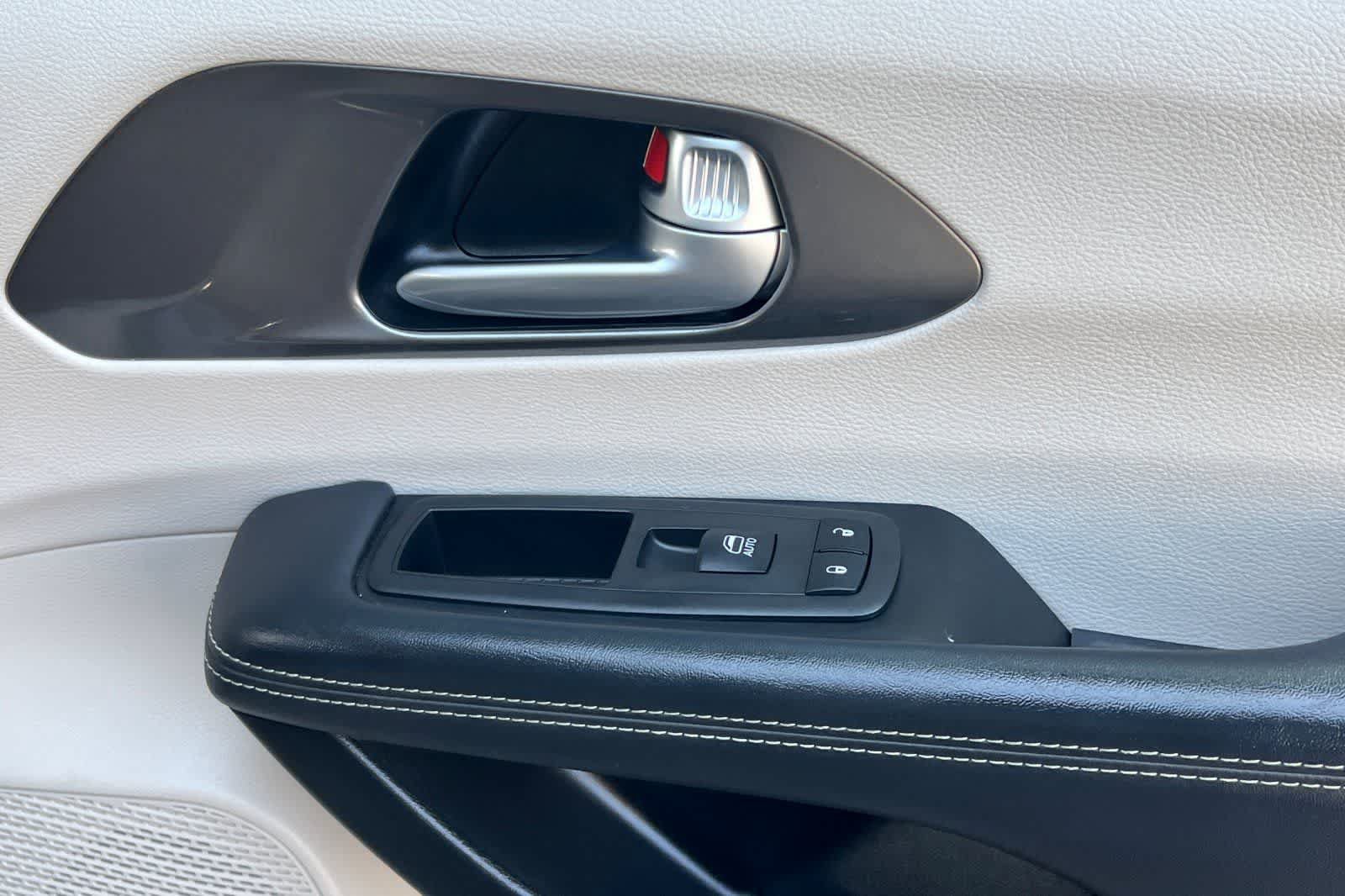 Used 2024 Chrysler Pacifica Touring-L FWD image 21