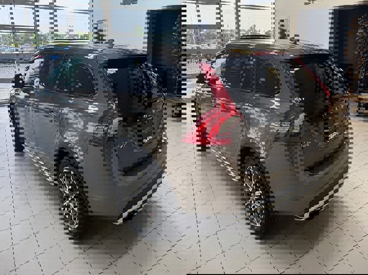 Used 2018 Volvo V60 T5 Cross Country w/ Convenience Package image 3