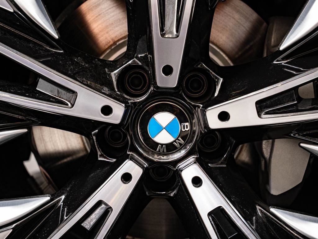 New 2027 BMW 530i xDrive w/ Premium Package AWD/4WD image 8